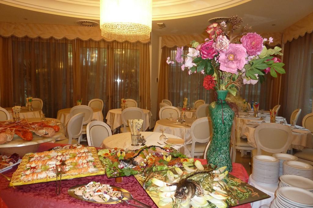 Hotel Astra Milano Marittima Bagian luar foto